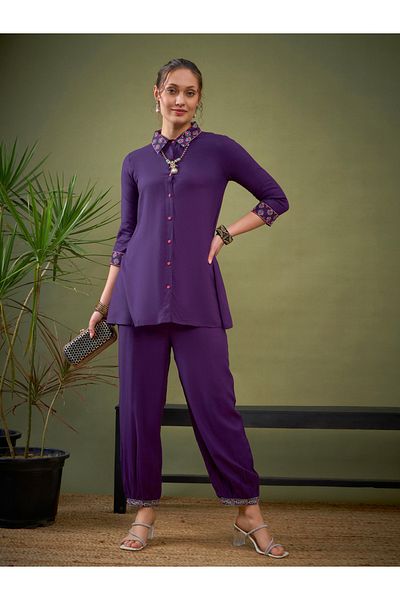 Sassafras By Styli قميص وسروال بياقة مطرزة