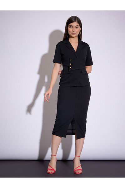 Sassafras By Styli بلوزة ذات طية صدر السترة ذات تفاصيل مطوية وتنورة متوسطة الطول بفتحة أمامية منسقة