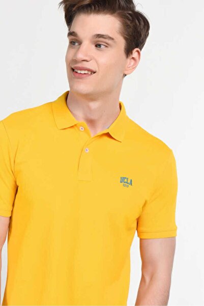 UCLA تيشيرت رجالي بياقة بولو مطرزة باللون الأصفر
