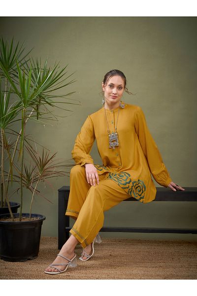 Sassafras By Styli قميص بحاشية مطرزة وأكمام طويلة وسروال منسق