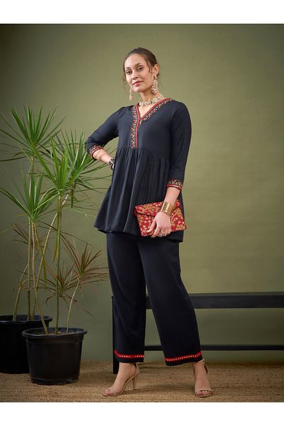 Sassafras By Styli بلوزة وسروال بحاشية مطرزة من بيبلوم