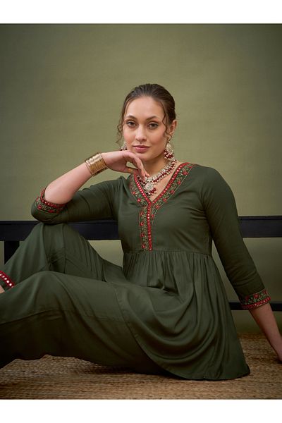 Sassafras By Styli بلوزة وسروال بحاشية مطرزة من بيبلوم