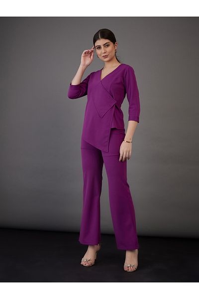 Sassafras By Styli بلوزة ملفوفة بحاشية غير متماثلة وبنطال واسع منسق