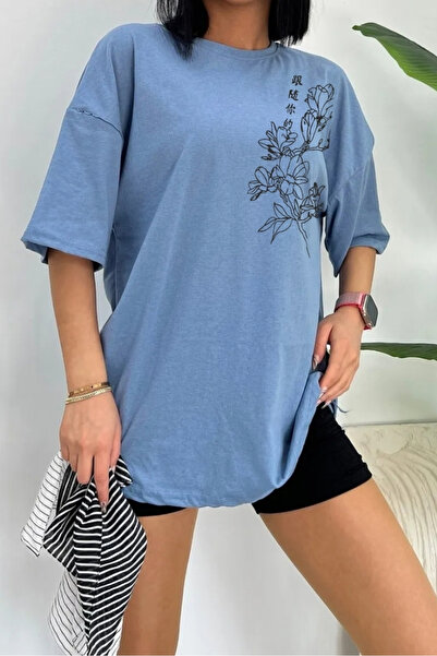 oneagılyazı Majica prevelikog kroja sa japanskim tekstom i cvetnim printom