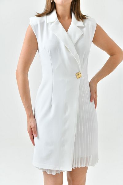lovebox Zweireihiges, ärmelloses, kurzes, weißes Abendkleid mit Jackenkragen und Plisseerock 24K2179