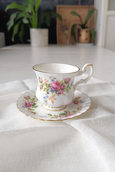 Royal Albert Nurantik Royal Albert Moss Antique Double Size Coffee Cup with Rose Roses