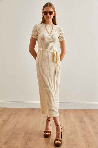 Olalook Kadın Ekru Kendinden Kuşaklı Fitilli Yazlık Triko Elbise ELB-19002207