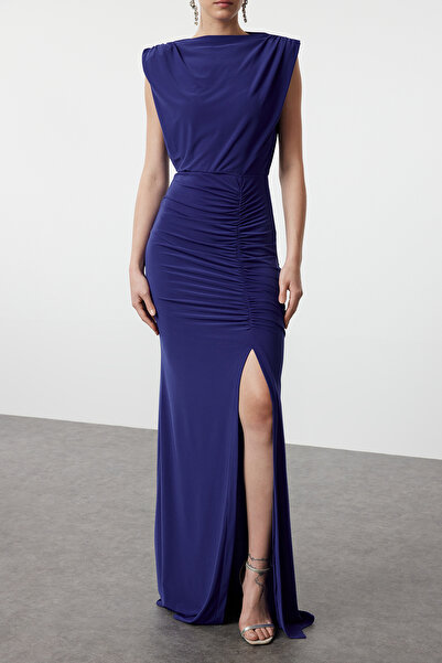 Trendyol Collection Saks Body Fitted Draped Woven Dlouhé stylové večerní šaty TPRSS24AE00226