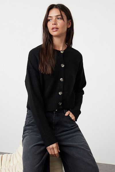 Trendyol Collection Schwarzer, kurz geschnittener, weicher, strukturierter Strickjacke mit Knöpfen TWOAW24HI00198