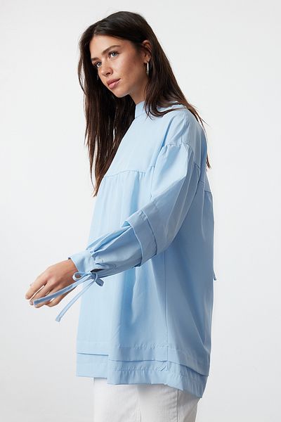 Trendyol Modest Hellblaues Baumwollhemd – Bindedetail auf der Rückseite TCTSS24UK00020