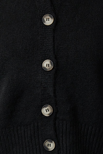Trendyol Collection Czarny, miękki, dzianinowy kardigan z guzikami TWOAW24HI00198