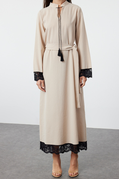 Trendyol Modest Ecru tkané šaty s krajkou na konci rukávu TCTSS24EB00252