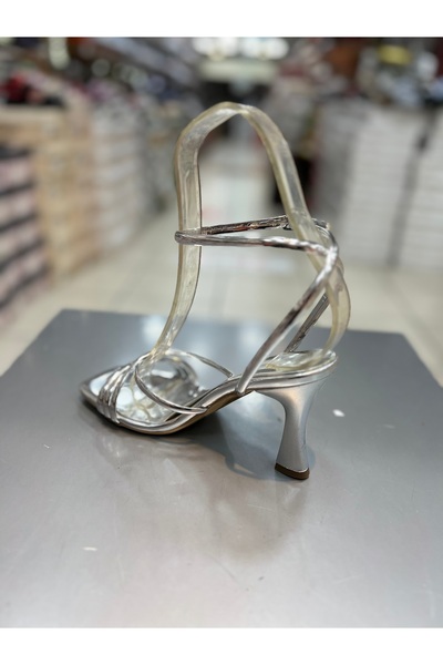 Hacıoğlu Ayakkabı Γυναικεία παπούτσια με λουράκια με λεπτό τακούνι Scarletta