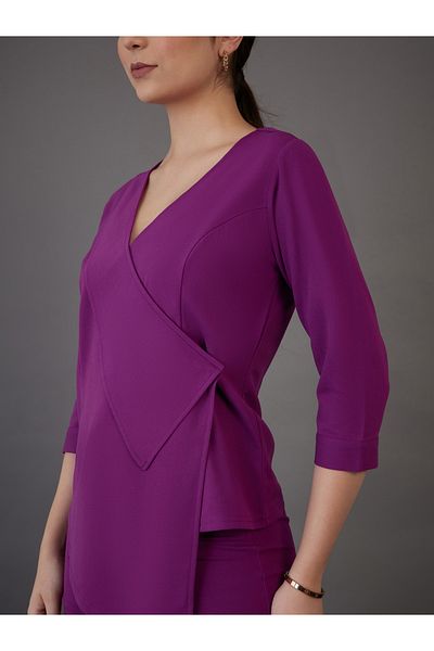 Sassafras By Styli بلوزة ملفوفة بحاشية غير متماثلة وبنطال واسع منسق
