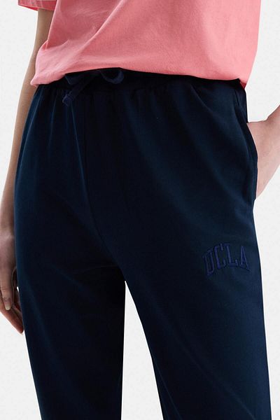 UCLA Pantaloni de sport pentru femei Jezebel bleumarin, cu picioare elastice, brodate, cu croiala standard