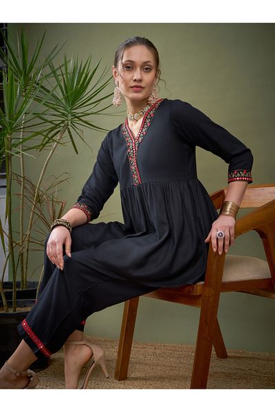 Sassafras By Styli بلوزة وسروال بحاشية مطرزة من بيبلوم