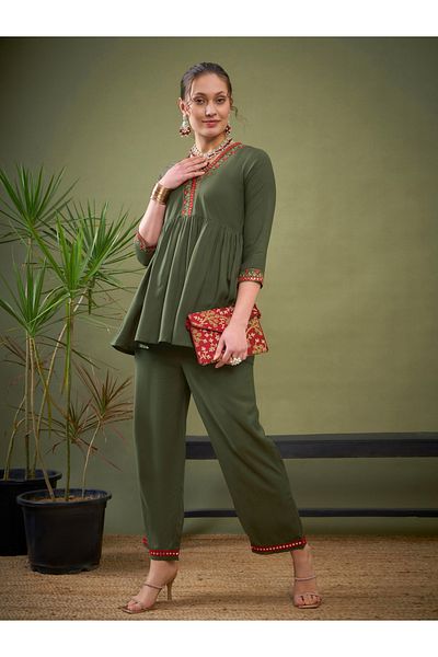 Sassafras By Styli بلوزة وسروال بحاشية مطرزة من بيبلوم