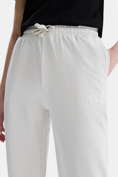 UCLA Pantaloni de trening pentru femei, bej Jezebel, cu picior elastic brodat, cu croiala standard