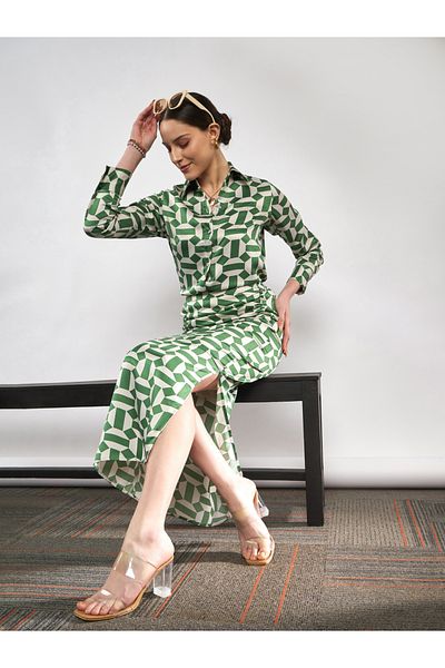 Sassafras By Styli قميص بطباعة هندسية وتنورة جانبية مع فتحة منسقة