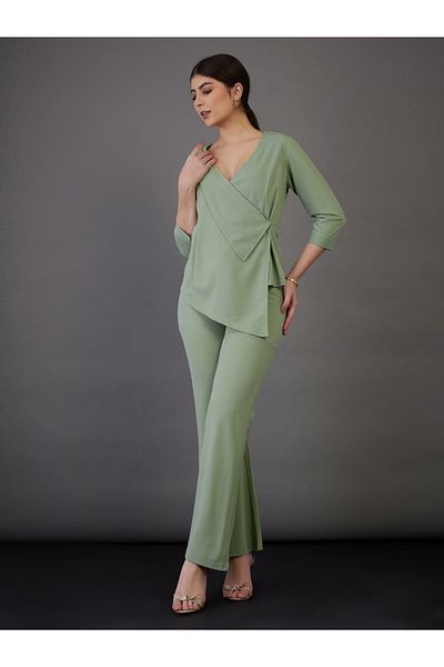 Sassafras By Styli بلوزة ملفوفة بحاشية غير متماثلة وبنطال واسع منسق