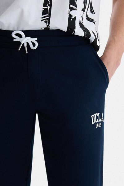 UCLA Pantaloni de trening pentru bărbați, albastru bleumarin, cu picior elastic, brodați, cu croiala standard