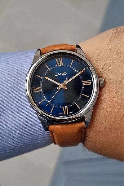 Casio ساعة يد رجالية بحزام من الجلد باللون الأزرق الداكن بأرقام رومانية