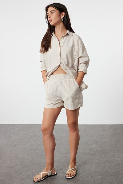 Trendyol Collection Krátké šortky z béžové směsi lnu s elastickým pasem Twoaw25Sr00004