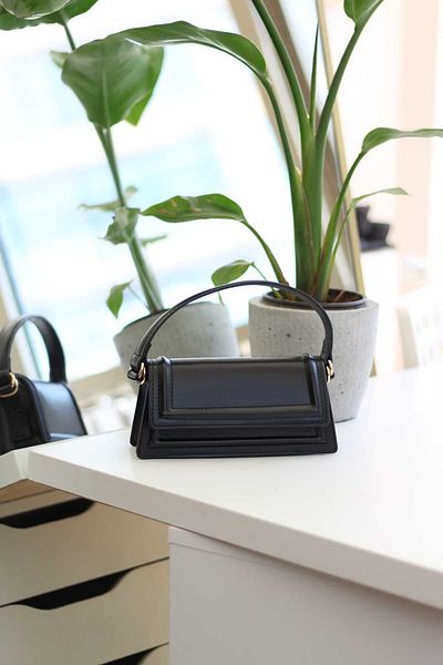 Moom Bag Черна мини дамска ръчна чанта за през рамо - с детайл презрамка и плат