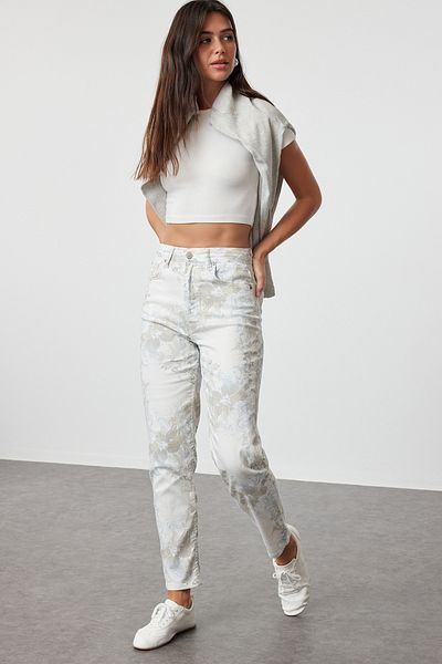 Trendyol Collection Schlanke Mom-Jeans mit Blumenmuster und hoher Taille - Twoaw25Je00022