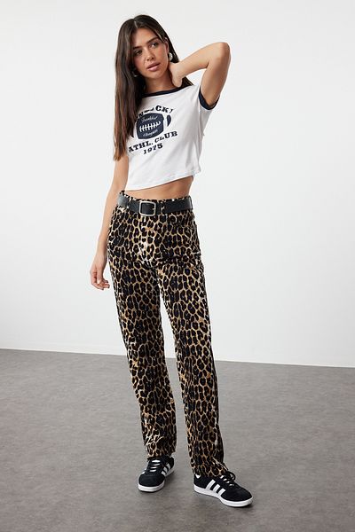 Trendyol Collection Braune Hose mit geradem Schnitt und Leopardenmuster - TWOSS24PL00170