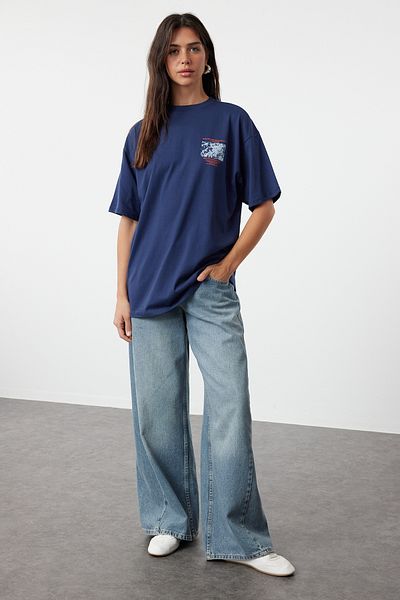 Trendyol Collection Oversize tričko ze 100% bavlny v námořnické modré – přední a zadní potisk TWOSS23TS00269