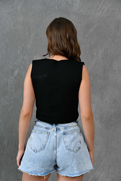 bayansepeti Black Stretchy Knitwear Fabric Design Button Detailed Crop Vest 9902