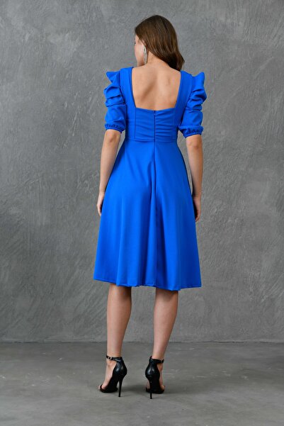 lovebox Modré krepové midi večerní šaty s krátkým rukávem a čtvercovým výstřihem - 080