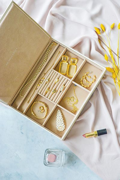 Convolantis Leather Jewelry Box - Jewelry Box - Decorative and Travel Organizer Jewelry Organizer - Cream