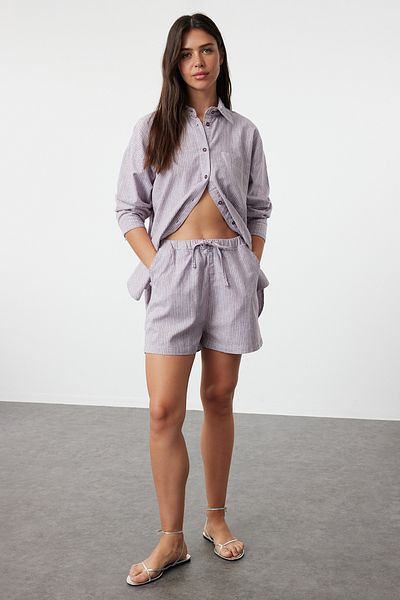 Trendyol Collection Lilafarbene, gestreifte Shorts mit Leinenmischung und elastischem Bund TWOAW25SR00001