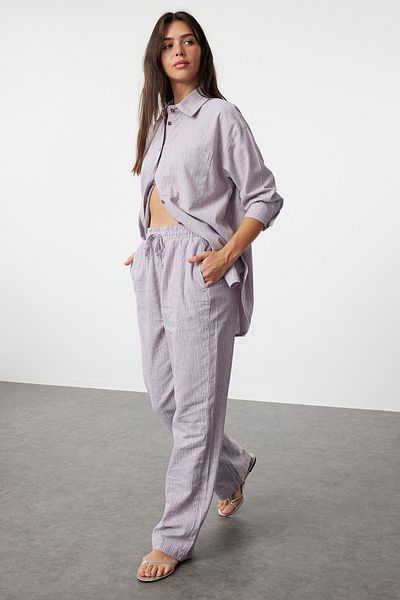 Trendyol Collection Hoch taillierte, fliederfarbene, gestreifte Leinenhose mit weitem Bein - TWOAW25JE00014