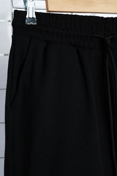 Kolekcia Trendyol Textúrované čierne waffle šortky – elastická šnúrka v páse, Slim Fit TMNSS24SR00029