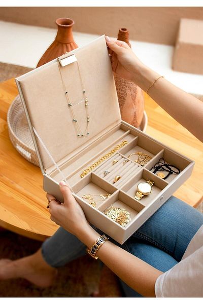 Convolantis Leather Jewelry Box - Jewelry Box - Decorative and Travel Organizer Jewelry Organizer - Cream