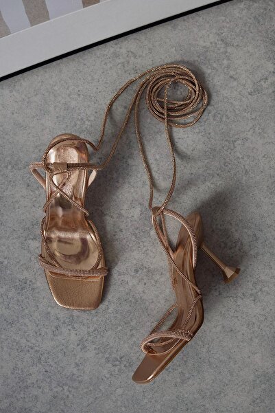 POLKA STORE حذاء نسائي أنيق للسهرة مزين بالأحجار الماسية اللامعة باللون الذهب...