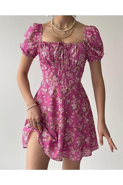 Afiş Butik Rochie roz cu model floral la piept