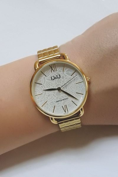 Q&Q Qc27j021y Gold Color Women's Wristwatch with Steel Bracelet