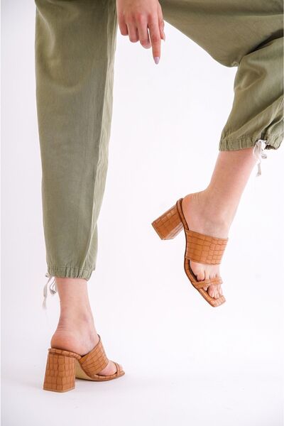 Siwera صندل نسائي منقوش بجلد التمساح ومقدمة مربعة وكعب سميك وسيور بلون أسمر