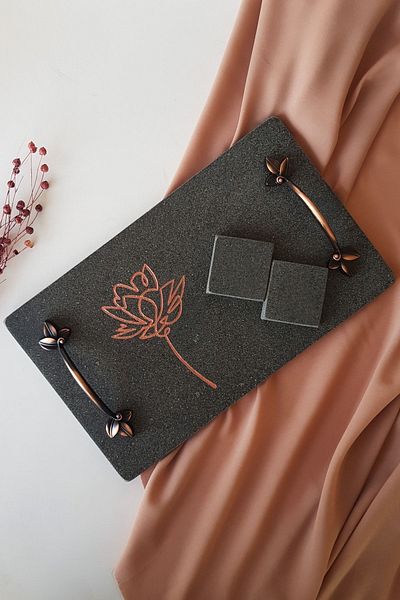 ioadesign Lotus - Πραγματικός μαύρος μαρμάρινος δίσκος αρραβώνων από μαύρο βασάλτη με 2 αφαιρούμενα θήκες για δαχτυλίδια