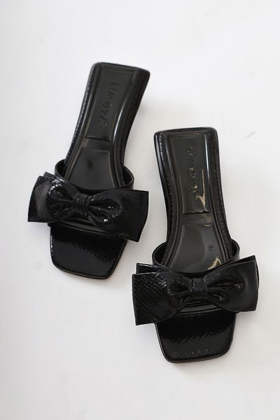 Limoya Γυναικείες παντόφλες Juvy Shiny Black Snakeskin με υφή φιόγκου