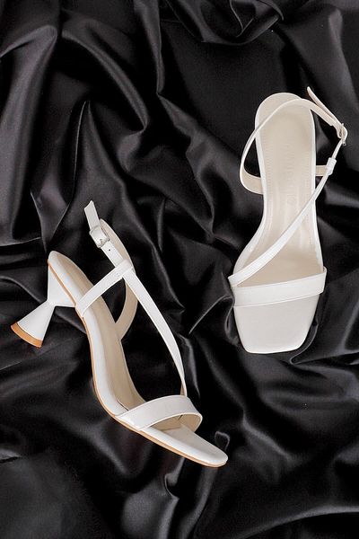 GÖNDERİ(R) White Patent Leather Goblet Heeled Strappy Women's Sandals 35856