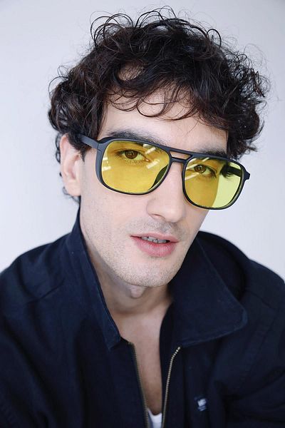 Yellow sunglasses trend on sale