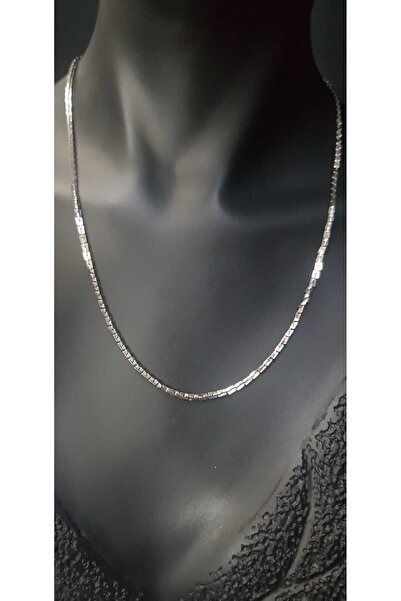 vogutima Vip Çelik Lazer V Simli Görünümlü Kare Burgu Kolye