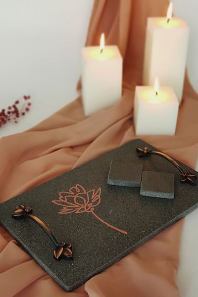 ioadesign Lotus - Πραγματικός μαύρος μαρμάρινος δίσκος αρραβώνων από μαύρο βασάλτη με 2 αφαιρούμενα θήκες για δαχτυλίδια