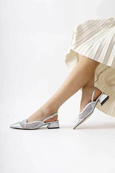 Limoya Γυναικεία παπούτσια Thamara Silver λουστρίνι με μυτερή μύτη με λεπτομέρεια με κοντό τακούνι