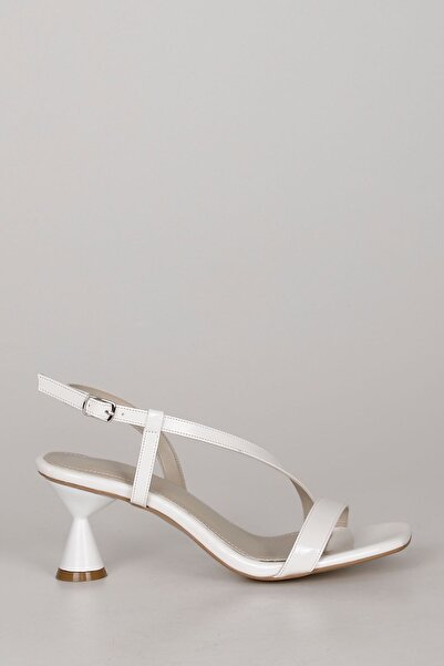GÖNDERİ(R) White Patent Leather Goblet Heeled Strappy Women's Sandals 35856